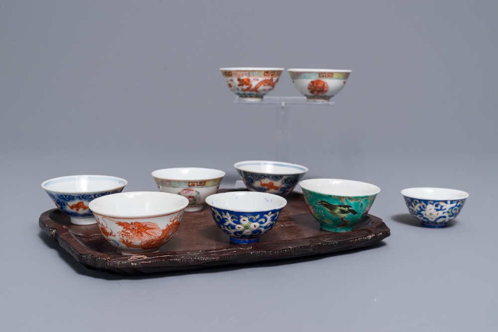 Nine various Chinese wine cups on an engraved wooden tray, 19/20th C.
